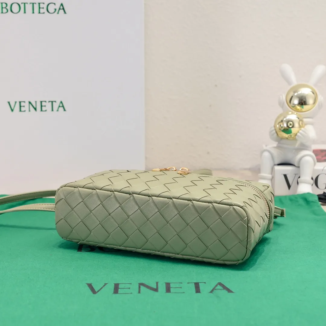 Batch 1360 Bottega Veneta 24 spring and summer woven zipper crossbody bag. A crossbody bag that can be used as a cosmetic bag. The exquisite weaving and compact body are an indispensable accessory for the upcoming summer. The double zipper also better protects the bag. It has a large capacity. If you like it, don’t miss it. Style number: 9109 Size: 22*12.5*5cm